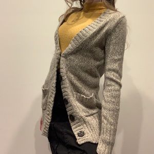ADORABLE grey cardigan 🤍